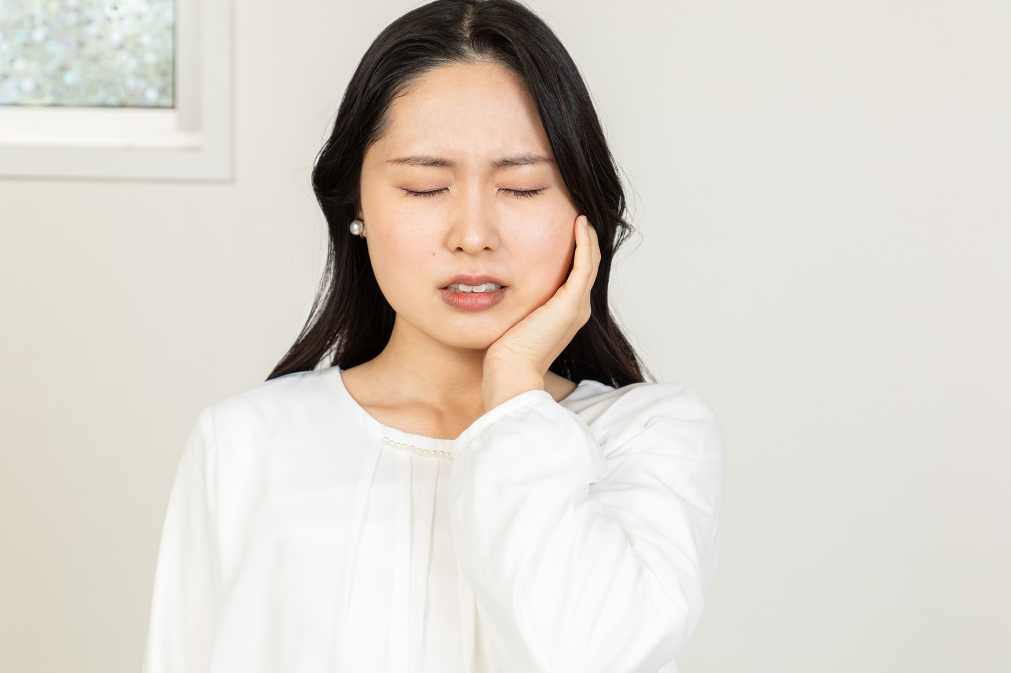 歯の食いしばりを今日から改善したい！改善に必要なポイントや簡単セルフケアを紹介