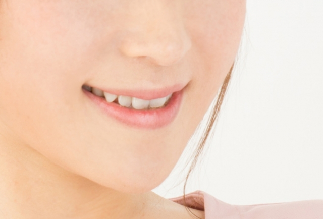 大人の八重歯矯正にかかる費用はいくら？装置別の相場・安くする方法・注意点まで解説