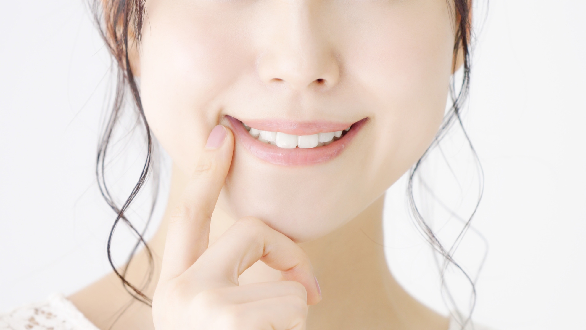 「歯のセラミック治療は絶対ダメ」と言われるのはなぜ？特徴や治療用途、セラミックのメリットを解説