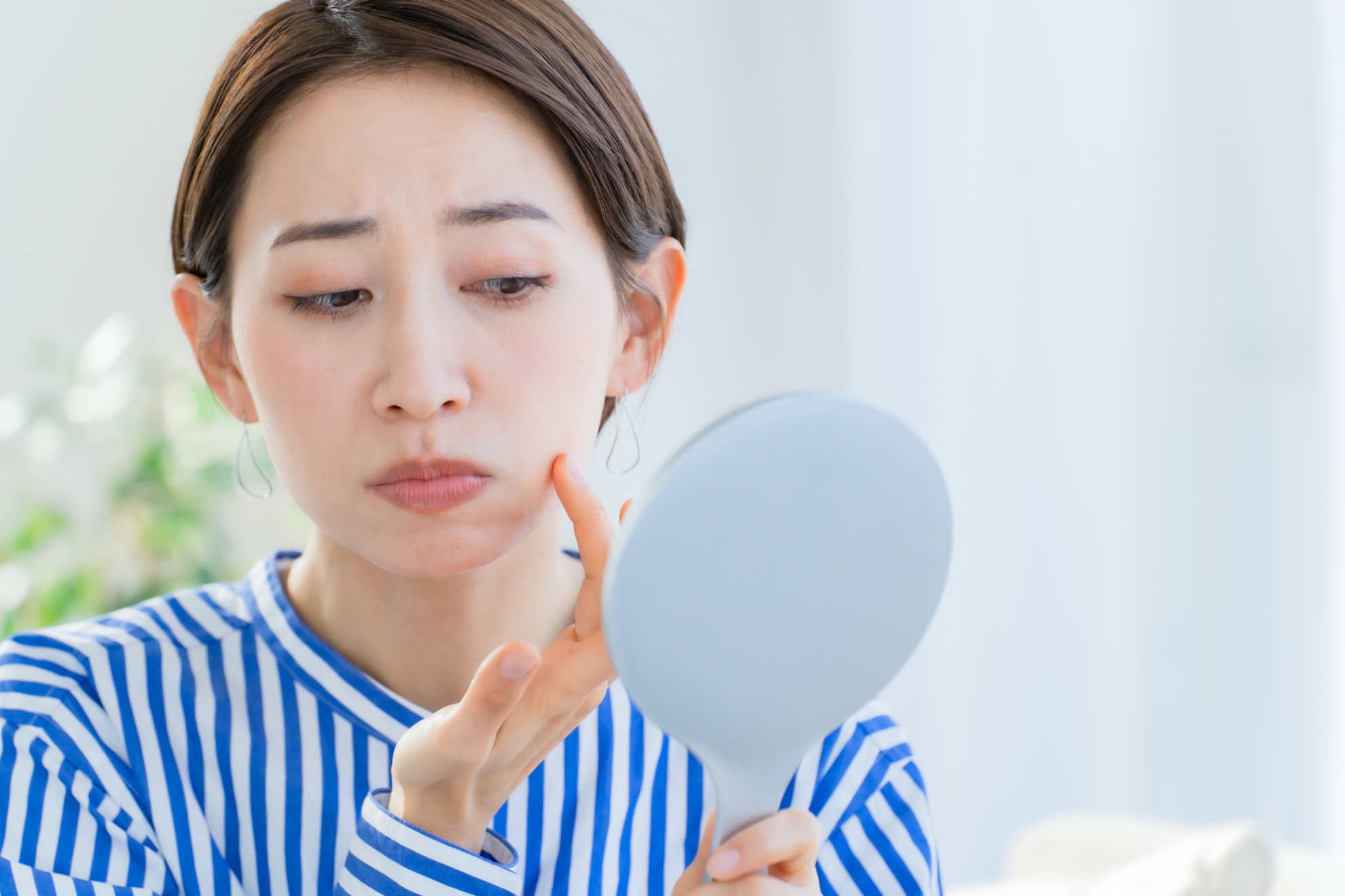 口角がたるむ・下がる原因とは？口角を上げる改善方法