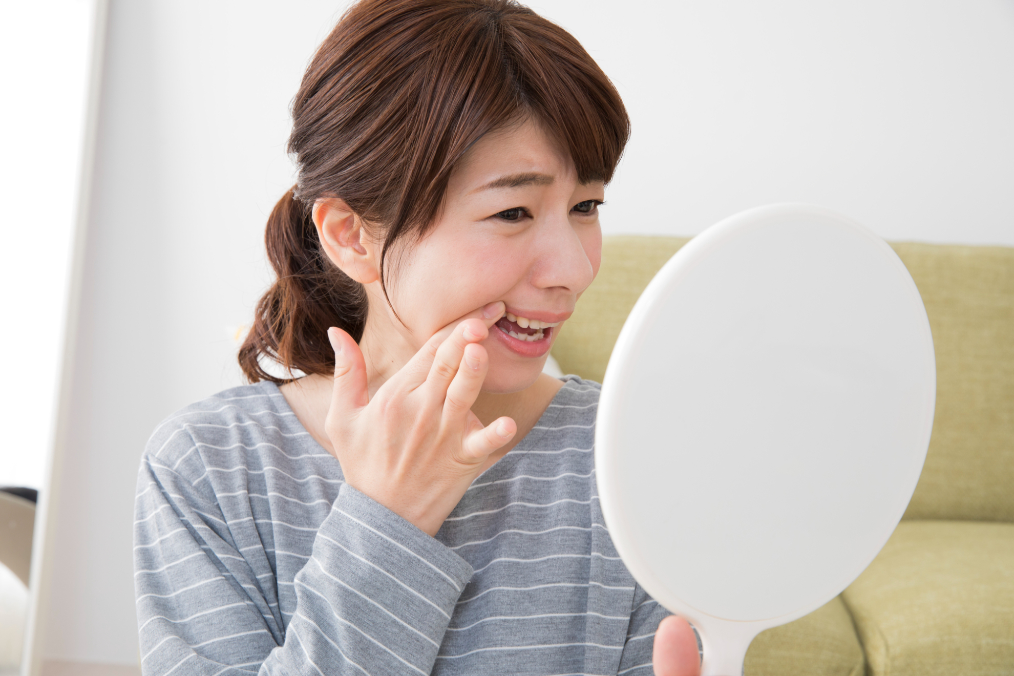 歯に物が挟まる原因と対処法は？具体的な治療方法も解説