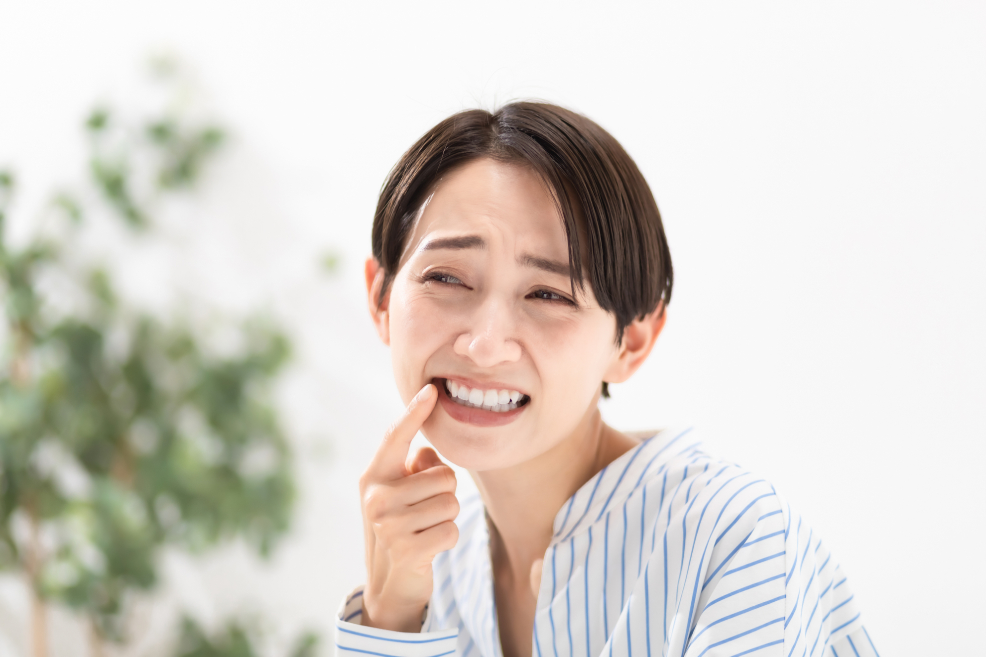 歯石を自分で取る方法は？自力で処置するリスク、セルフケアのポイントも解説