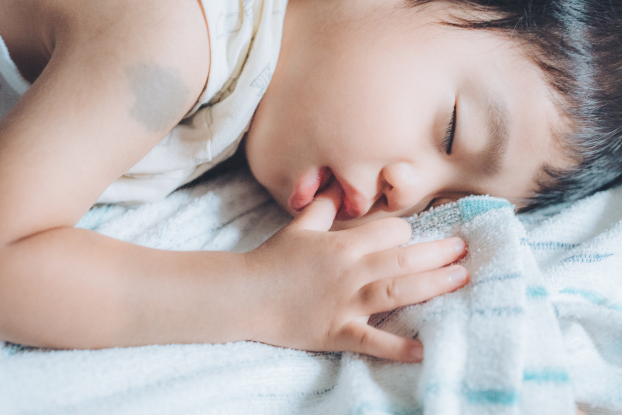 指しゃぶりはいつまで見守る？歯の健康に与える影響とやめさせ方