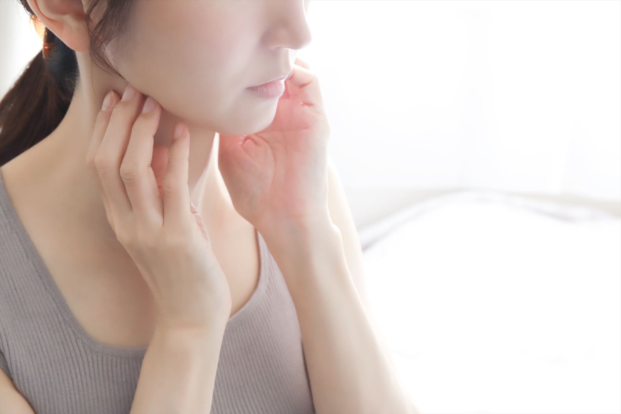 歯列矯正で顔の歪みは治る？歪みが生じる原因・治療法から注意点まで解説