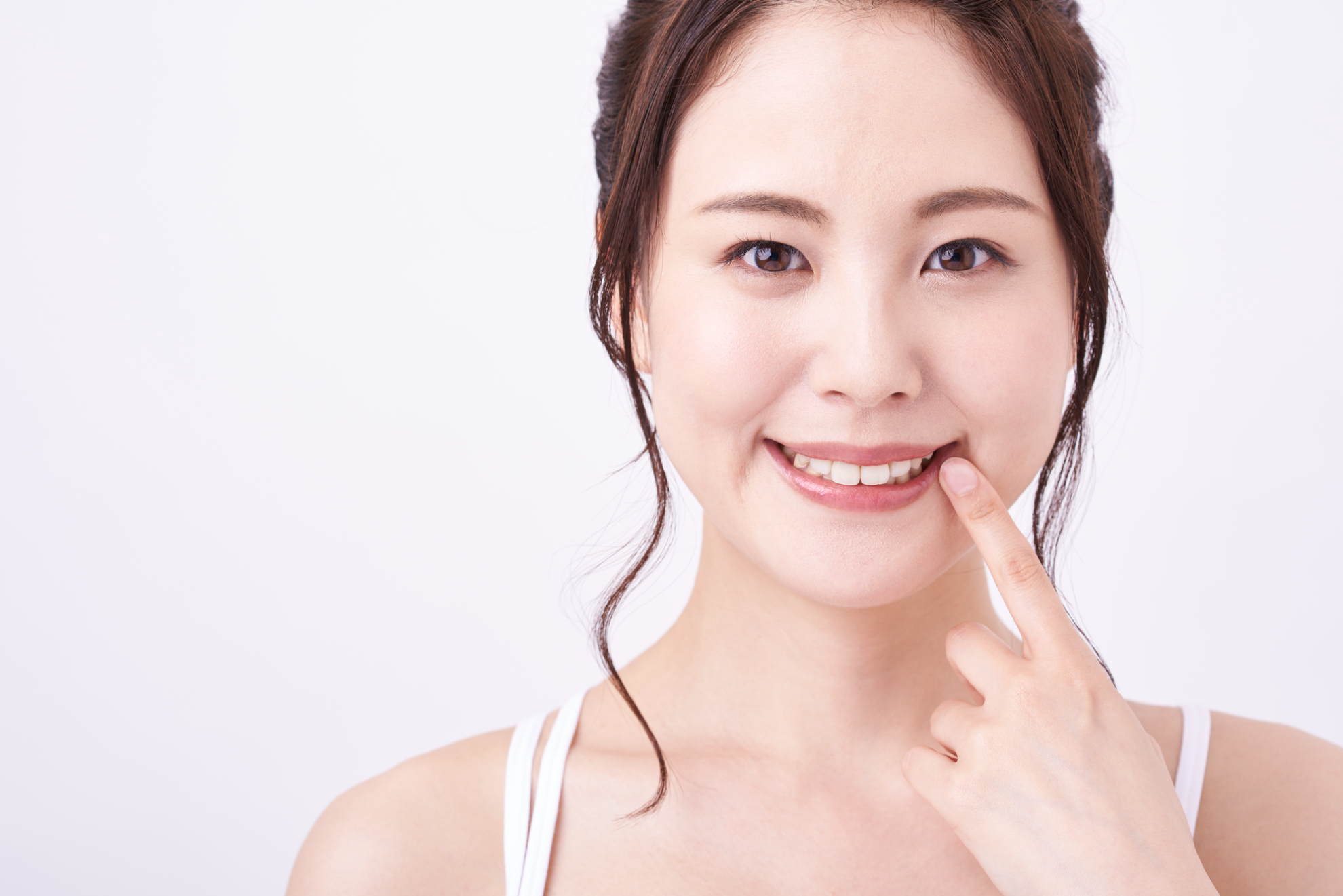 受け口は自力で治せる？症状別の治し方、放置した際のデメリットなども解説