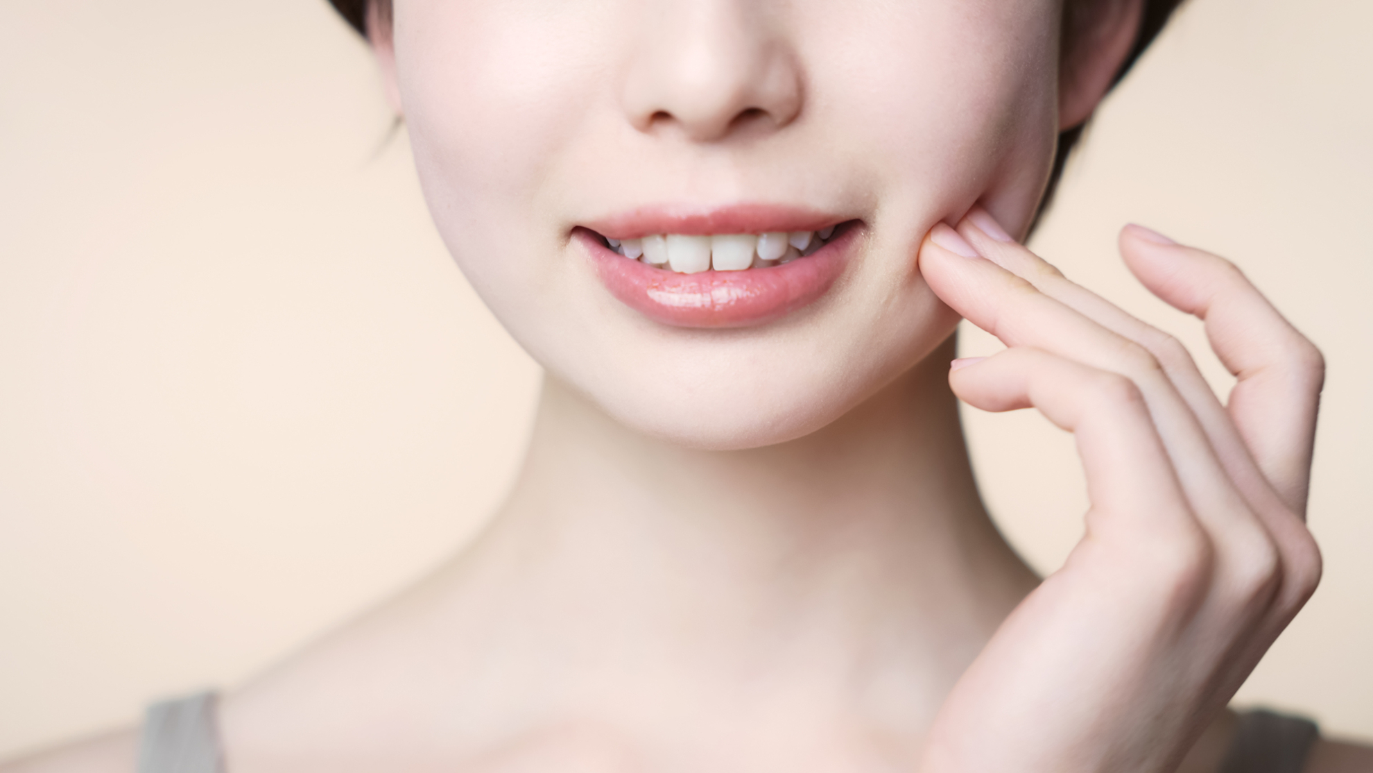 前歯二本を差し歯にする際の費用相場は？矯正するときの注意点も解説