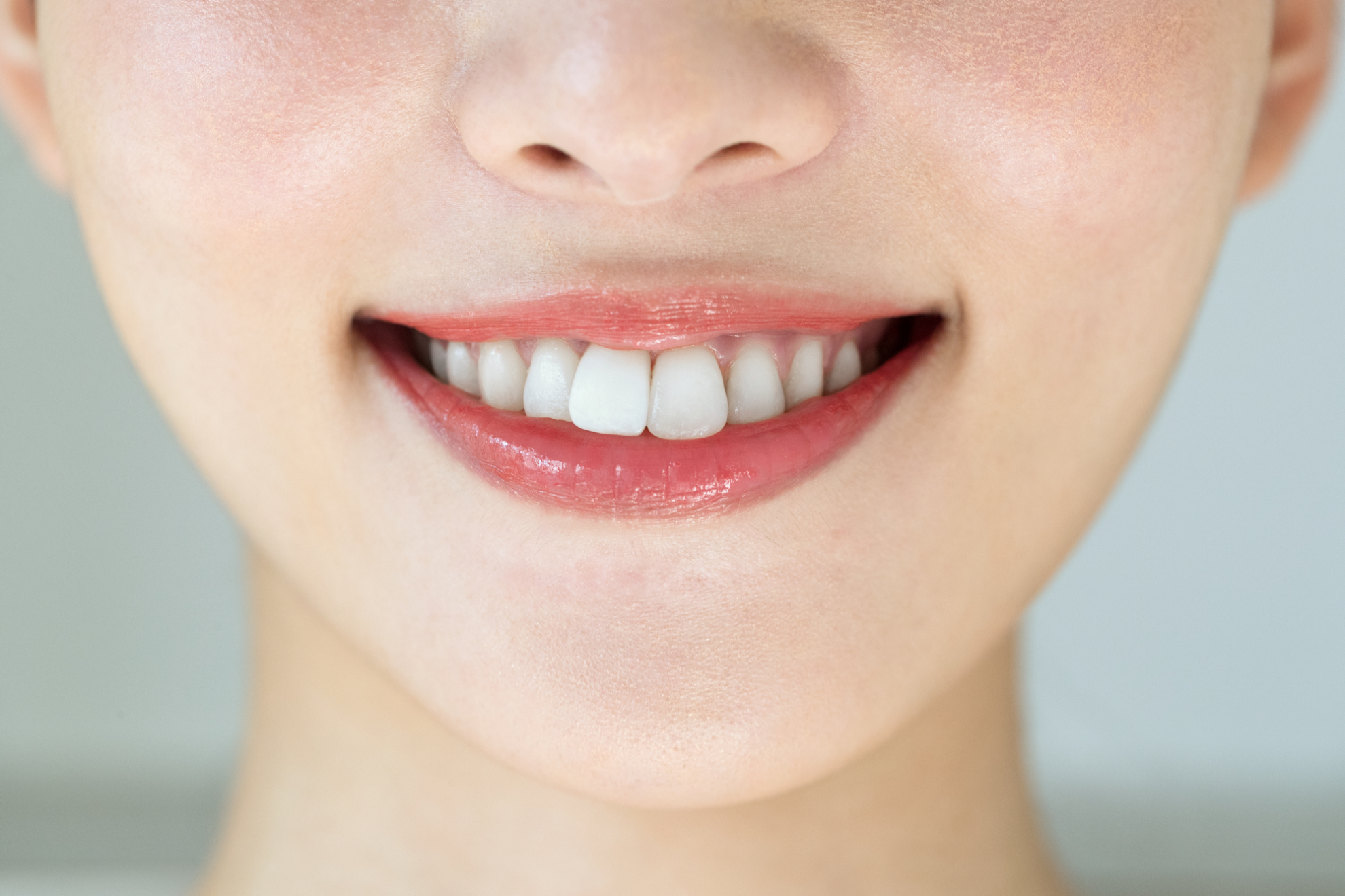 出っ歯で横顔がブサイクになる理由は？出っ歯の原因・治療の選び方も解説