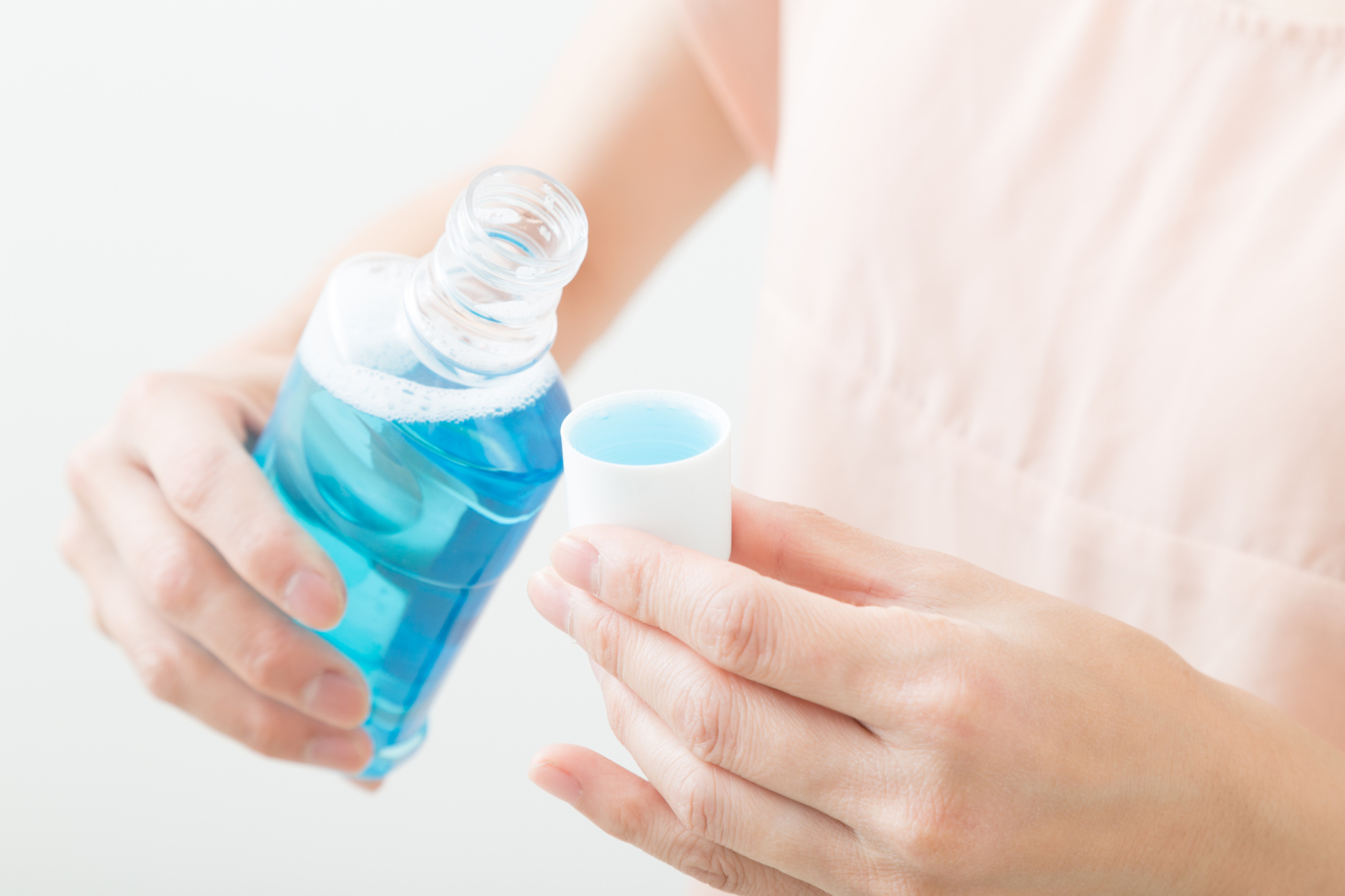 口臭対策にマウスウォッシュは効果がある？口臭の原因やおすすめ商品まで徹底解説