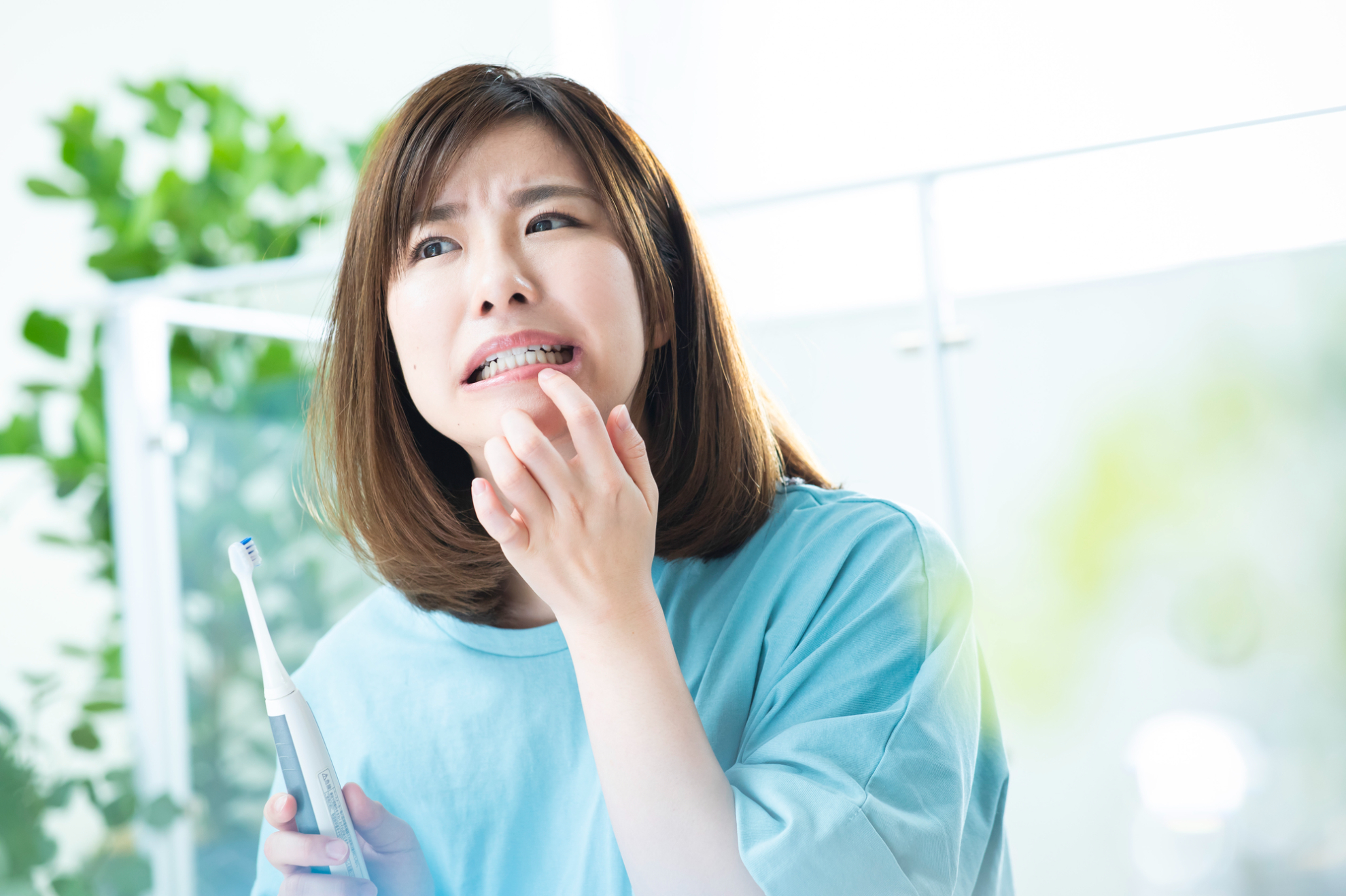 歯並びが悪いとモテない理由は？印象・デメリットや矯正方法も解説