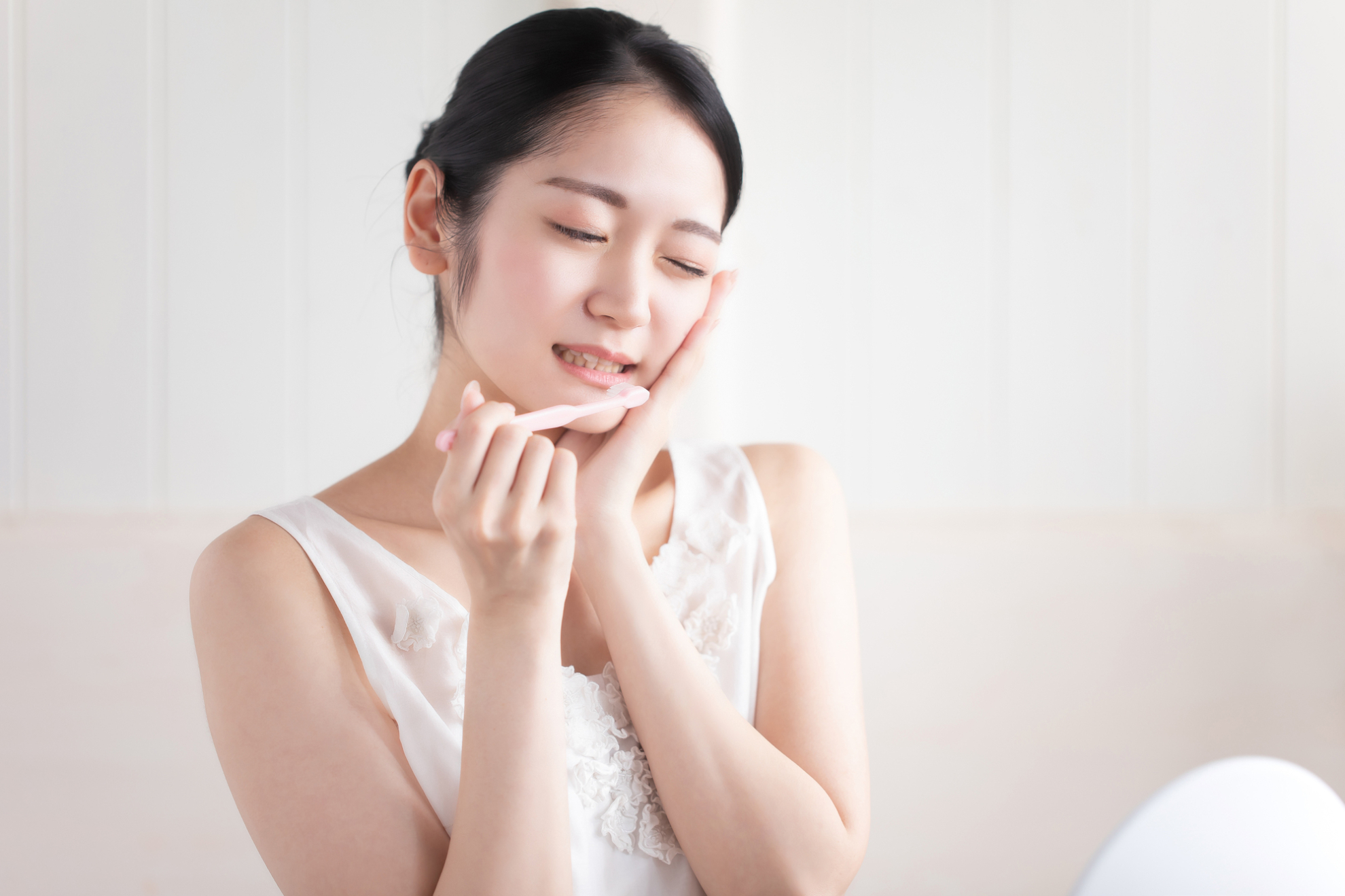 抜歯後の歯磨きはいつから？経過日数別の歯磨きのポイントと注意点も解説