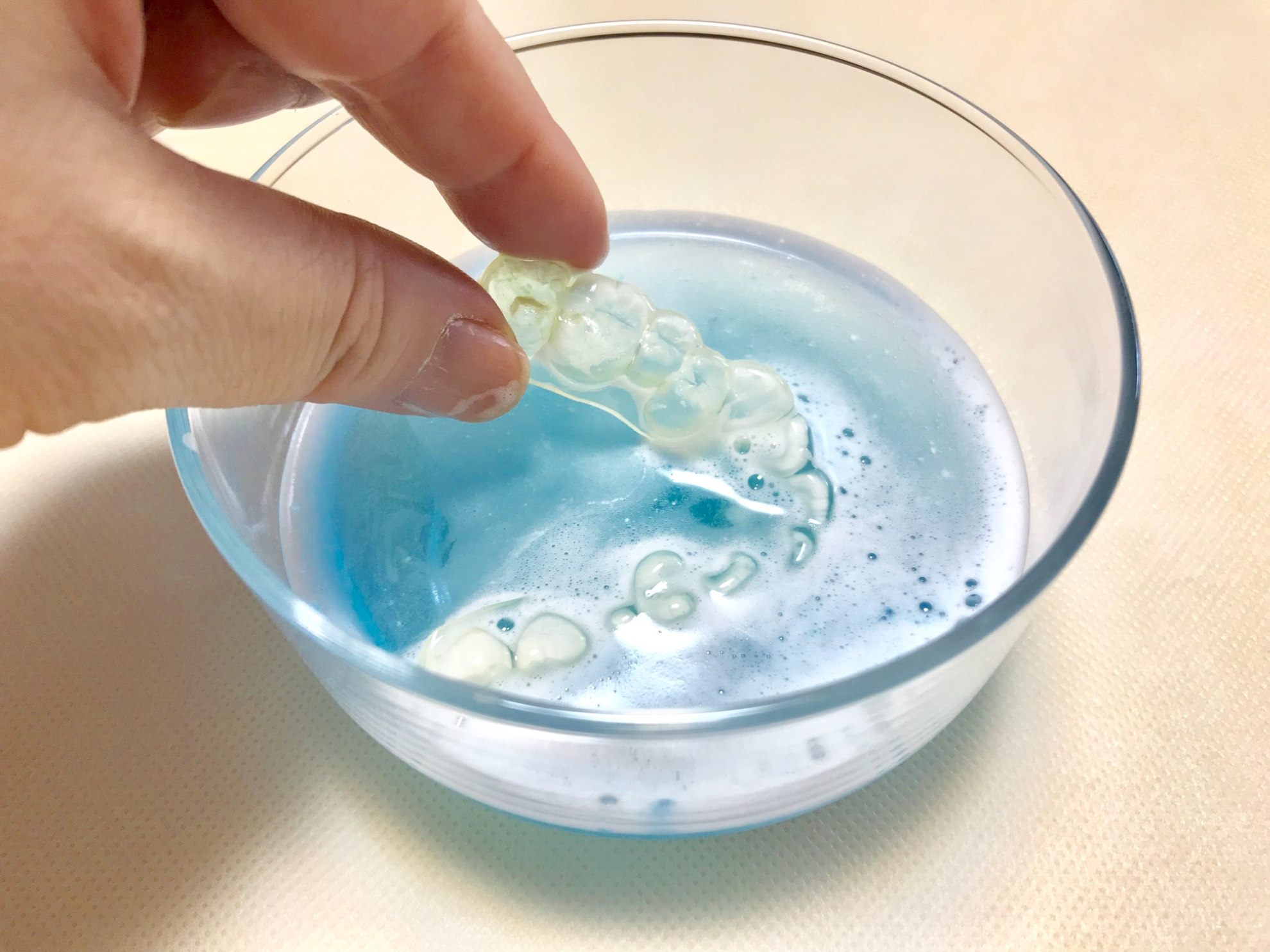 インビザラインの洗浄剤の種類と選び方を解説！洗浄頻度や注意点も紹介