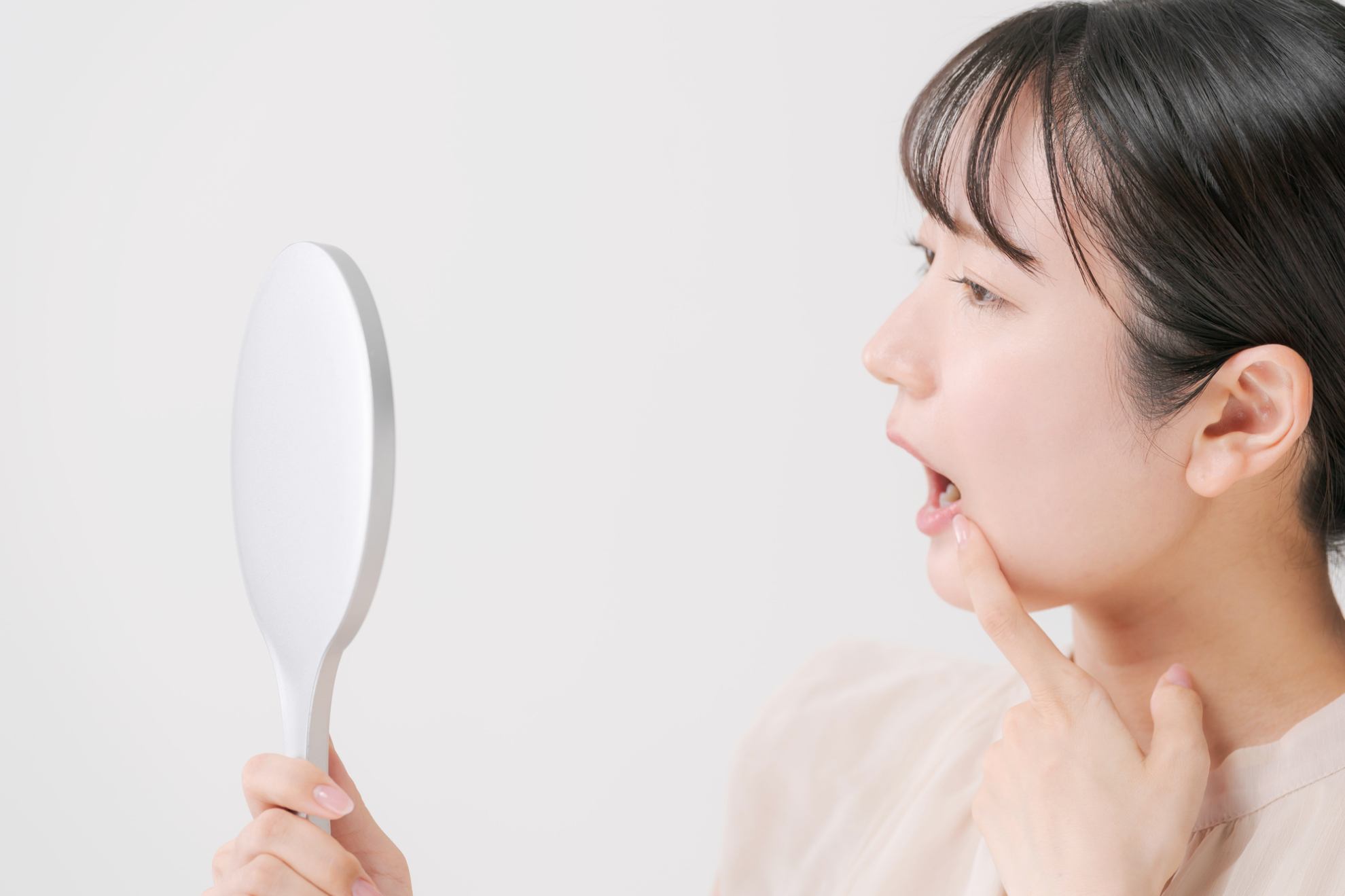 リテーナーの見た目が気になる！種類ごとの目立ちやすさや特徴を解説