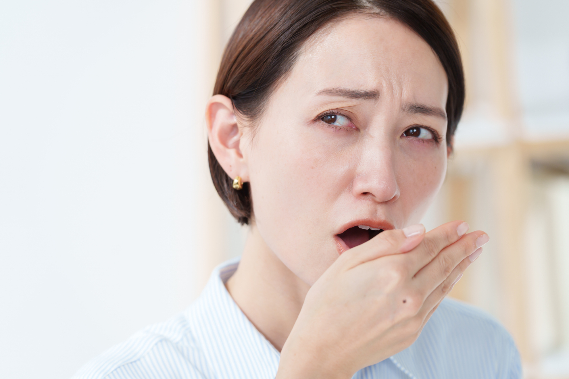 口臭が治らないのは虫歯のサイン？注意すべき症状や対処法を解説
