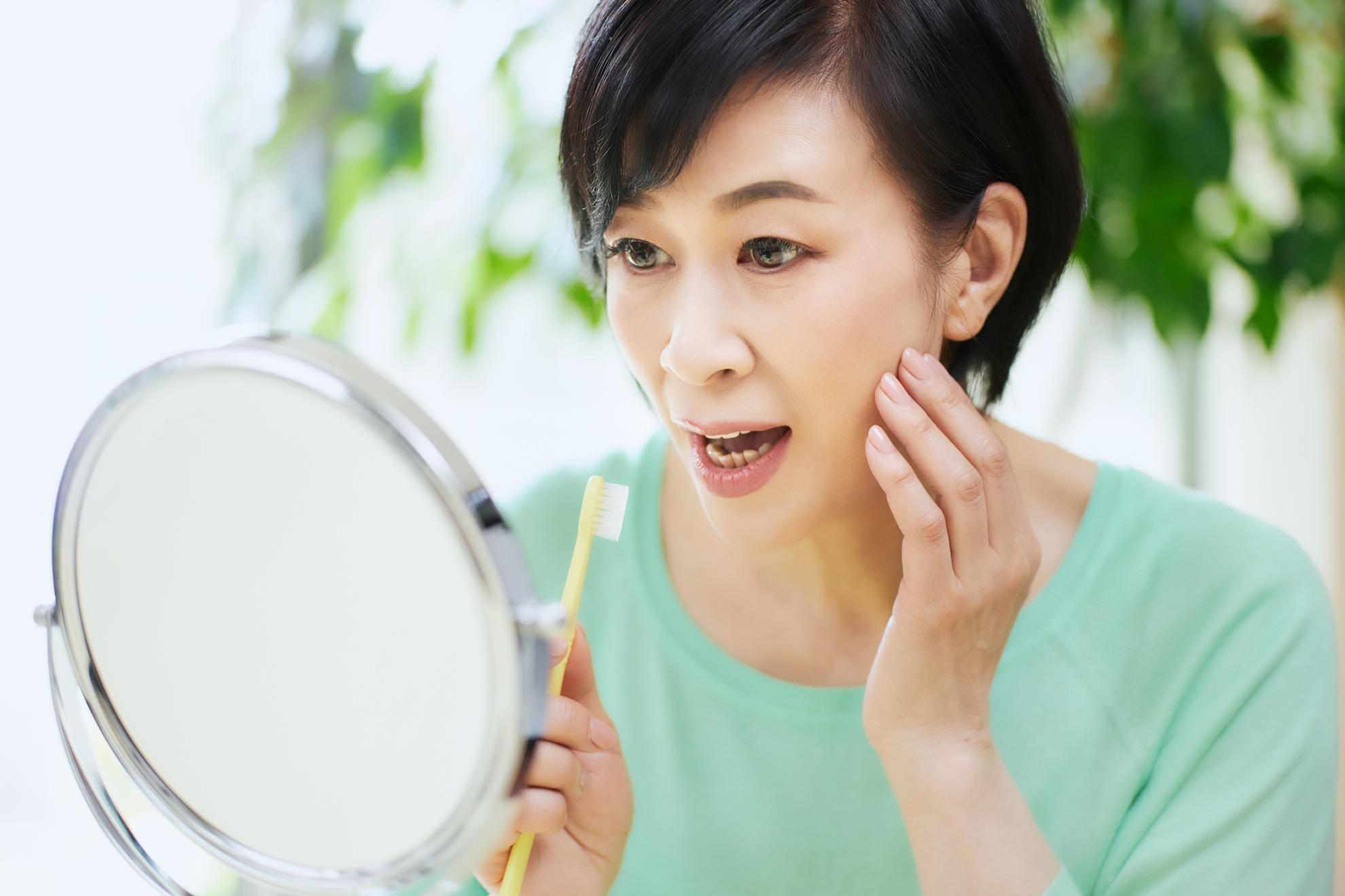 50代で歯並びが悪くなったと感じたら？原因や対処法を解説